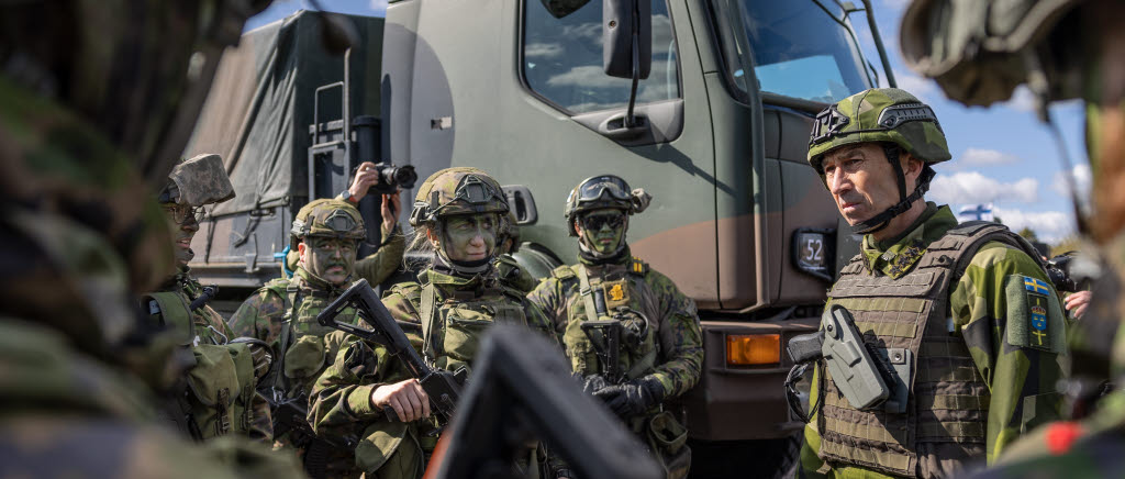 ÖB möter finska trupper som anländer till Oskarshamn för vidare transport till södra Sverige. 