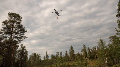 Helikopter 16 Black Hawk med hängande brandtunna.

Samlade resurser från olika myndigheter hjälps åt att bekämpa skogsbranden vid Älvdalens skjutfält. Försvarsmakten bidrar med flera resurser men i huvudsak med personal ur hemvärnet och helikopterflotiljen.