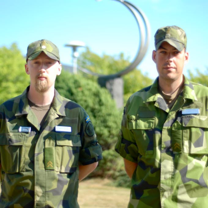 Kadetterna Pontus Petersson och Christoffer Rikberg går AROK på Militärhögskolan i Halmstad.