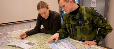Nina Ahlander och Simon Qvist har tillbringa många timmar framför kartan på övningsområdet innan beredskapen börjar. 
