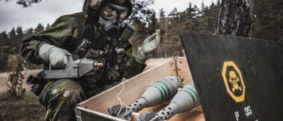 CBRN-soldat med detekteringsinstrumentet AP2CE.