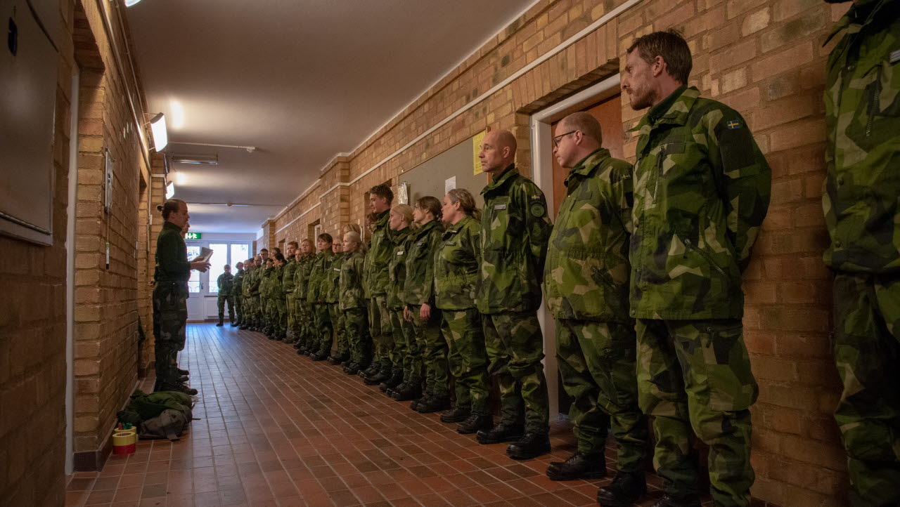 Civilanställda vid Uppsala garnison går kombattantutbildning ledd av elever från gruppbefälsutbildningen vid Luftstridsskolan.