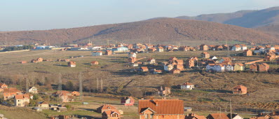 Landskapet kring den svenska campen i Kosovo - Camp Victoria. Byn Ajvalija i förgrunden. Camp Victoria syns uppe till vänster.