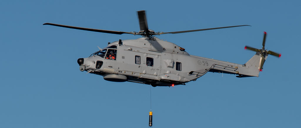 Under flera år har Helikopterflottiljens sjöoperativa skvadron arbetat med att ta fram en procedur för att bedriva ubåtsjakt i mörker eller nollsikt. Nu har proceduren blivit godkänd och besättningar utbildats. Under Marinövning Höst 2023 ingick förmågan för första gången i övningssammanhang.
Helikopter 14 med sonar.