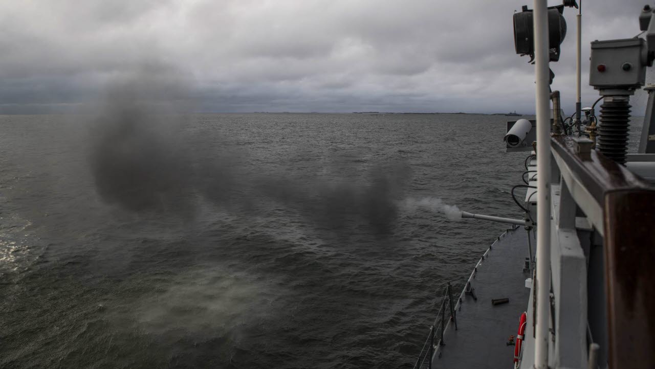 Tryckvågen får vattnet närmast fartyget att lyfta när projektilerna i överljudsfart slungas ur det utsvängda eldröret mot drönaren.