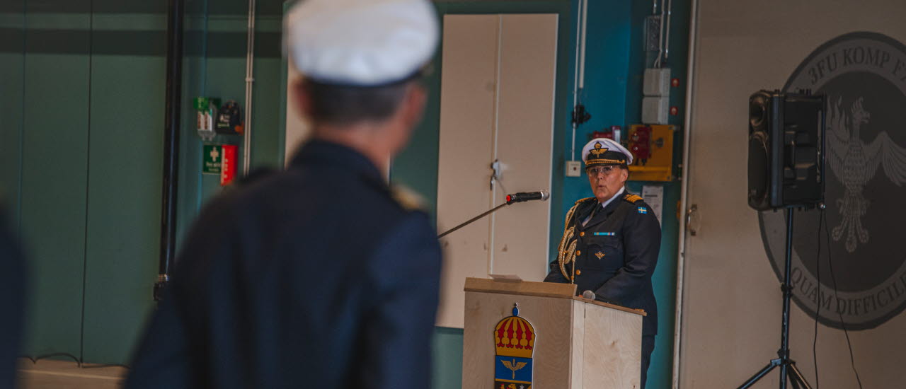 Chefen för Skaraborgs flygflottilj höll ett högtidligt tal under ceremonin under flottiljens 80-årsfirande.