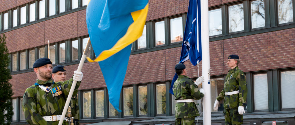 Nato-ceremoni genomfördes vid Försvarsmaktens högkvarter på Lidingövägen 24 i Stockholm. Natoflaggan hissades vid ceremonin. 