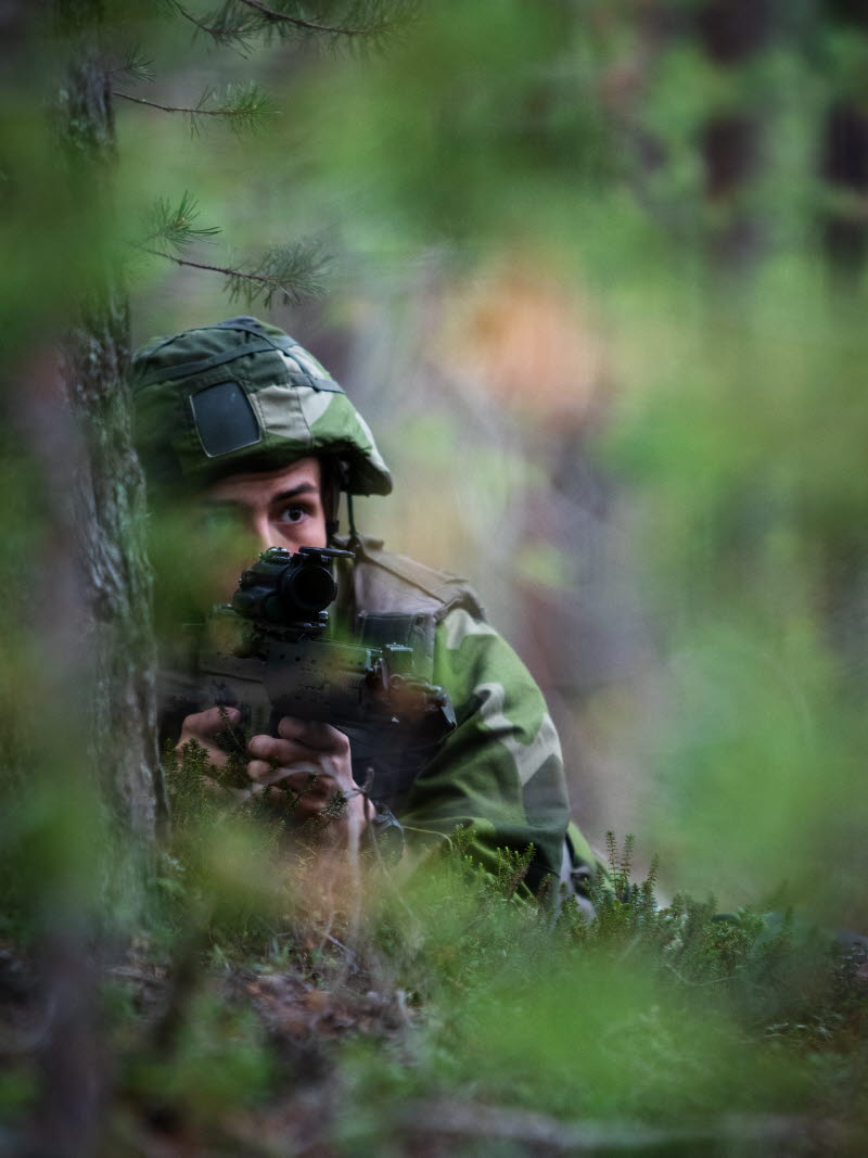 En soldat tittar efter fienden. Den muntliga stridsövningen genomförs utan ammunition.
