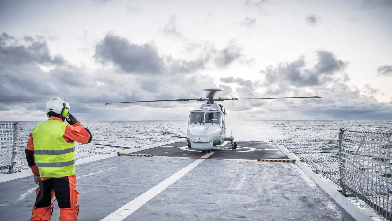 20181026 Norge

Portugisisk helikopter av modellen Lynx landar på HMS Nyköping.

TRJE 18 är en av Natos största övningar och genomförs huvudsakligen i Norge. Totalt deltar ca 50 000 soldater, 10 000 fordon, 130 flygplan och 70 fartyg. Sverige deltar med 2500 soldater, åtta Jas Gripen och två fartyg av Visbyklass.