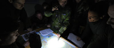 27. Hvbat / Södermanlandsbataljonen har ordergivning i en strömlös byggnad. 