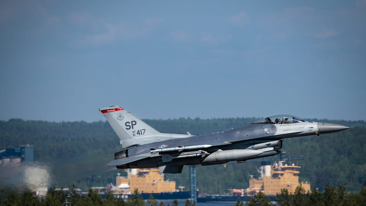 F-16 från 480th Fighter Squadron lyfter från Luleå Kallax flygplats under ACE 21.