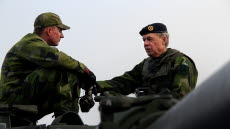 General Anders Silwer på besök på Skaraborgs regemente och fanjunkare Eirik Steinum
