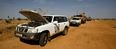ABÉCHÉ 20080625.Delar ur pluton Alfa eskorterar FN-prsonal som besöker flyktingläger och byar runt om Farchana. Plutonen fick bistå FN-personalen med bogserhjälp på grund av det i bland dåliga väglaget..EU:s insats i Tchad och Centralafrikanska republiken går under namnet Eufor Tchad/RCA och har varit på plats sedan februari i år. Insatsen kommer att bestå av 3700 soldater som ska bidra till att skydda civilbefolkning och flyktingar i östra Tchad. EU-insatsen har också som uppgift att skydda FN:s personal på plats i polisinsatsen Minurcat. EU-insatsen planeras pågå till mitten på mars 2009. .Foto: Johan Lundahl/Combat Camera
