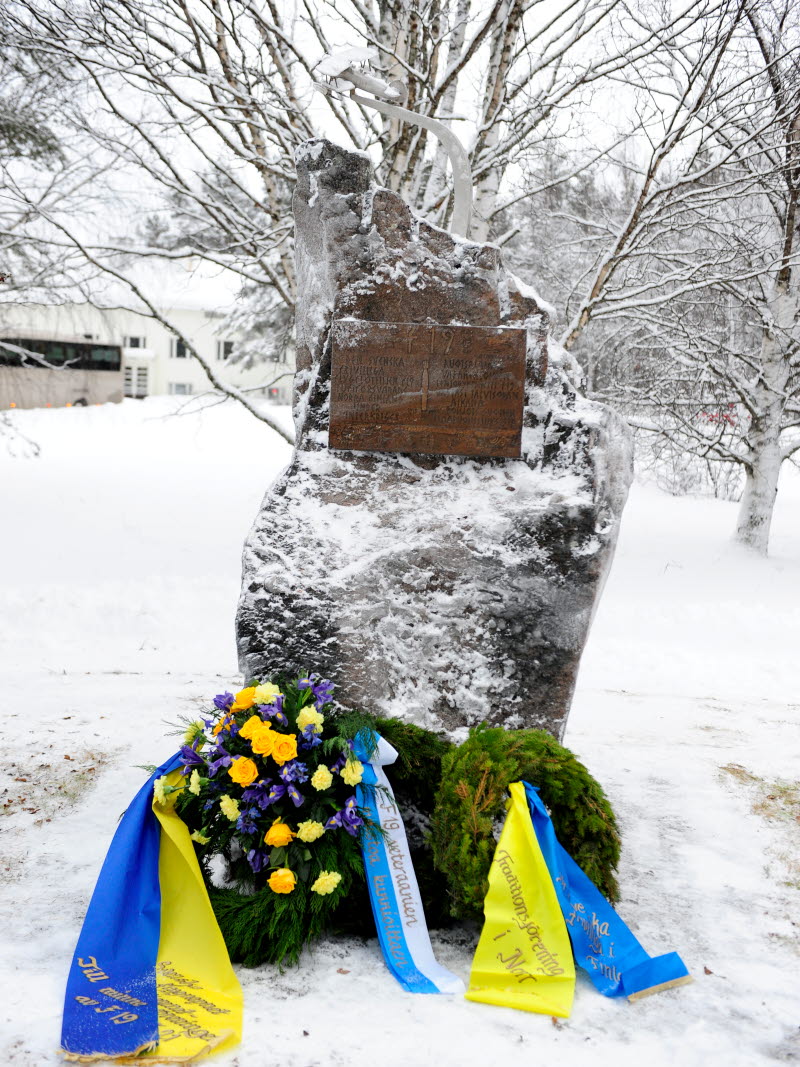 170112 Minnesceremoni för F 19 i Finland (vid sjön Olkkajärvi) och på F 21. Monumentet/minnesstenen.