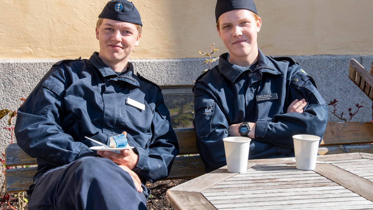 Två av marinens nyutbildade kockar, Daniel Malm och Simon Ahlbom tar en fika på examensdagen. Från mitten av juni kommer de börja tjänstgöra ombord på flottans fartyg.