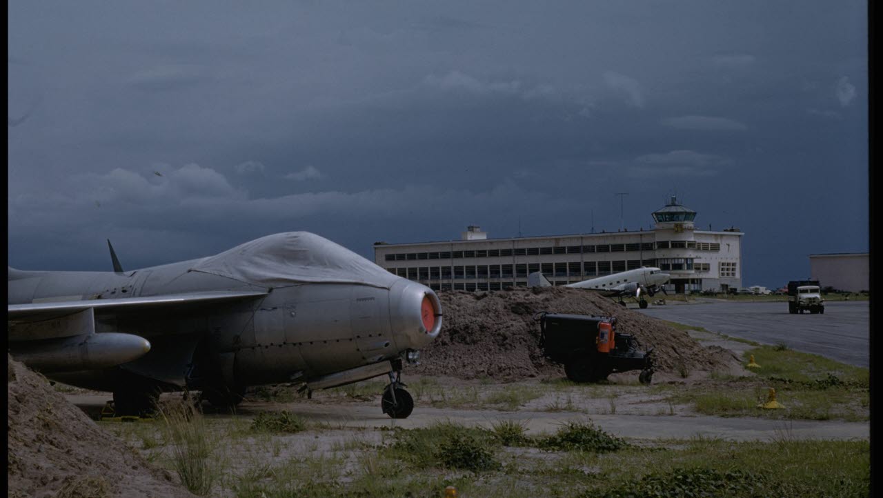 Flygvapnet. Svenskt jaktflygplan av typ J29 Tunnan uppställt i skyl på Kaminabasens flygfält i södra Kongo.