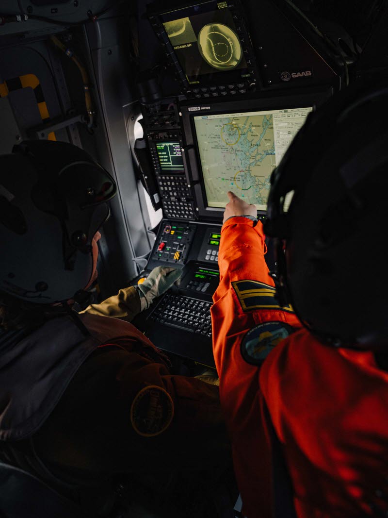 Under flera år har Helikopterflottiljens sjöoperativa skvadron arbetat med att ta fram en procedur för att bedriva ubåtsjakt i mörker eller nollsikt. Nu har proceduren blivit godkänd och besättningar utbildats. Under Marinövning Höst 2023 ingick förmågan för första gången i övningssammanhang.
I besättningen på en sjöoperativ helikopter 14 ingår både en sonaroperatör och en taktisk koordinator. 