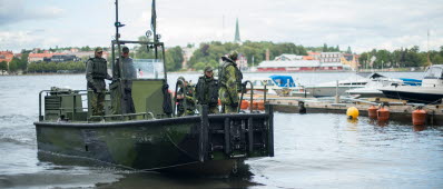 Ingenjörsbataljon transporterar andra förband över Motala ström med flytbro och bogserbåt 4.
Stora delar av Sveriges arméförband samlas i området runt Vättern och genomför Armeövning 15. Övningens huvudsyfte är att öva det nationella försvaret och då främst förmågan för arméförbanden att agera och samverka som en brigad.
