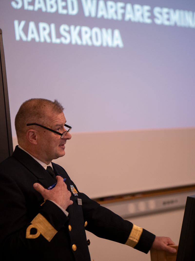 I april 2024 genomförde Sjöstridsskolan med Daniel Hakkarainen, chef undervattenstridssektionen i spetsen ett två dagars seminarium på ämnet seabed warfare. 