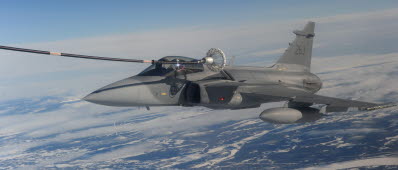 Jas 39 Gripen ur F 21 lufttankas under övning Cold response 2012