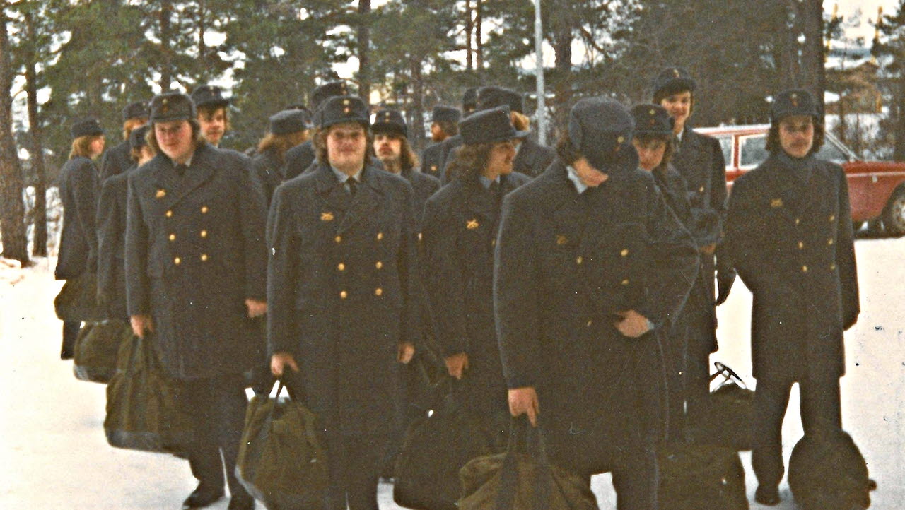 Uppställning inför helgpermission vid Gotlands kustartilleriregemente, KA 3, 1976. Bilden är en del av försvarsmakten.se/varhistoria.
