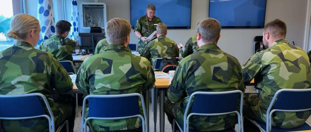 Militärer i ett klassrum