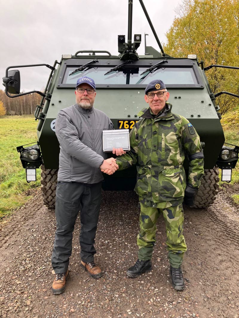 pansarterrängbil 300 A
Pontus Nordberg, ställföreträdande chef FMV:s verksamhetsområde armémateriel lämnar över pansarterrängbil 300 till brigadgeneral Anders Svensson, ställföreträdande arméchef Försvarsmakten.

 