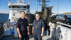Anders Håkansson, fartygschef KBV 032 och fanjunkare SarahLinn Håkansson från marinen, ombord kombinationsfartyget KBV 032 utanför Lysekil under Marinövning Vår 24. 