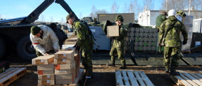 Avveckling av Cold Response 2016, logistikbataljonen. Här lastas förnödenheterna av från lastbilen till pallarna som står utspridda på logistikkompaniets grupperingsplats.