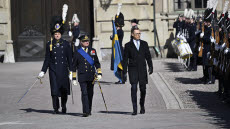 STOCKHOLM, SVERIGE 20240423
Kung Carl XVI Gustaf  och Finlands president Alexander Stubb inspekterar hedersvakten på Stockholms slott. 
Foto: Henrik Montgomery / TT / Kod 10060