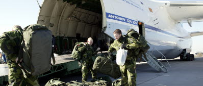 Svenska KFOR-soldater på väg från Arlanda till Pristina med Antonov An 124-100.