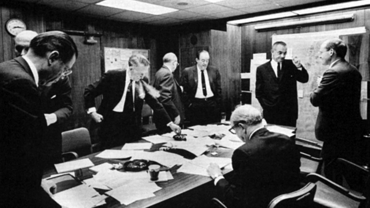 USA:s dåvarande president Lyndon B Johnson överlägger i Vita huset under det så kallade sexdagarskriget 1967. Bilden är en del av forsvarsmakten.se/varhistoria. 