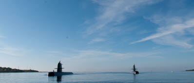 HMS Gotland och HMS Halland löper in i Karlskrona skärgård.