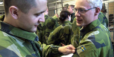 Amir Dedic hjälper Magnus Gunnarsson med uniformen. - mainimage