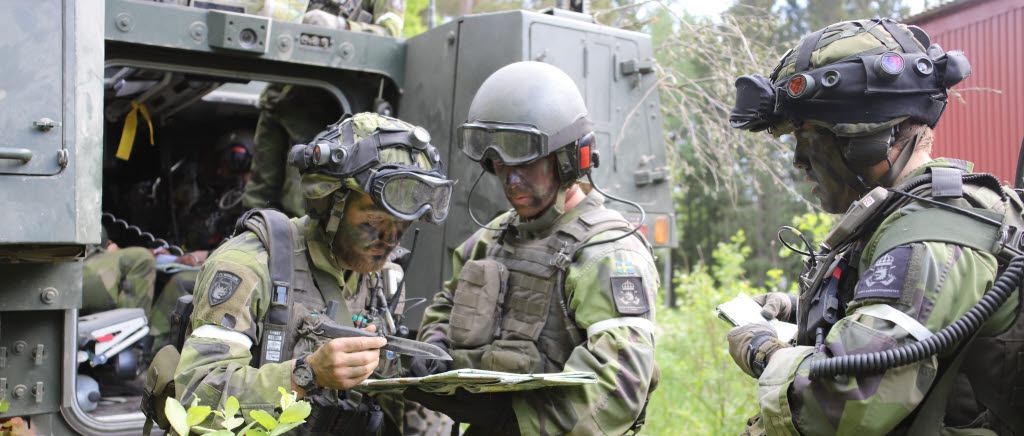 Stridsträning i praktiken under övning Våreld 2018. Löjtnant Johan Bratt, i mitten, är en av eleverna ur Taktisk kurs armén vid Markstridsskolan som nu övas i sin befattning som kompanichef