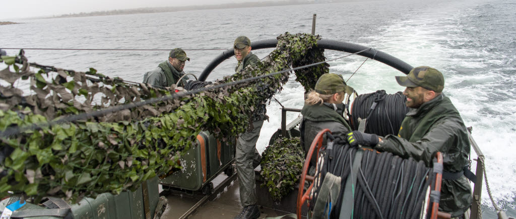 Under övningen Swenex 19 övade marinen gemensam strid mot en angripare. Korvetter och amfibiebataljonen kontrollerar tillsammans ett kustområde med hjälp av sjömålsrobotar och minor.
