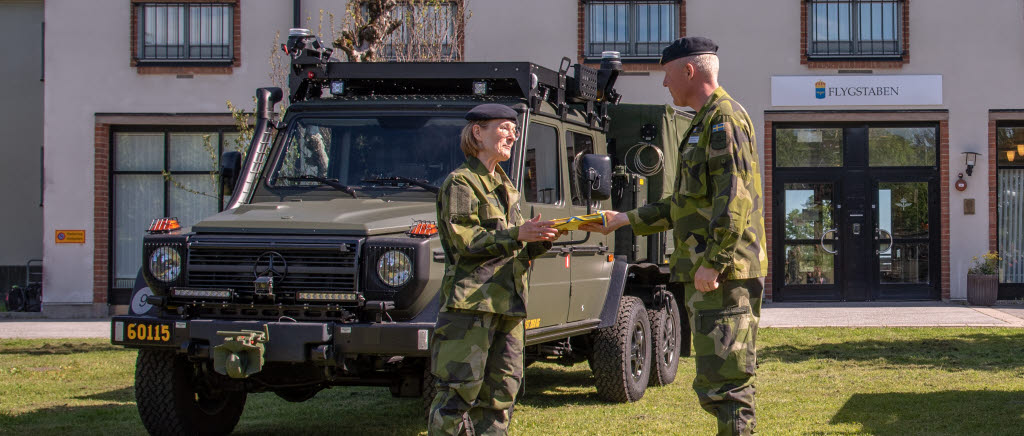 Den 16 juni genomfördes en ceremoni där Försvarets materielverk, FMV överlämnade nya klargöringsfordon till Flygvapnet. Klargöringsfordonen överlämnades av brigadgeneral Ingela Mathiasson, chefen för verksamhetsområde flygmaterial vid FMV och mottogs av Flygvapenchefen generalmajor Carl-Johan Edström. De nya klargöringsfordonen Mercedes-Benz G300 CDI 6x6 ersätter de så kallade Dallasjeeparna.