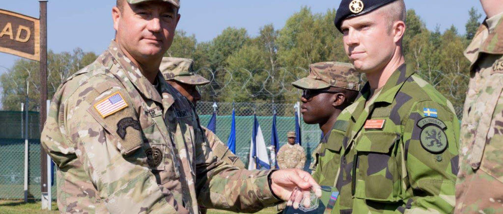 Carl Krook får utmärkelsen Distinguished Honor Graduate för högst betyg bland de internationella deltagaren på Basic Leader Course.