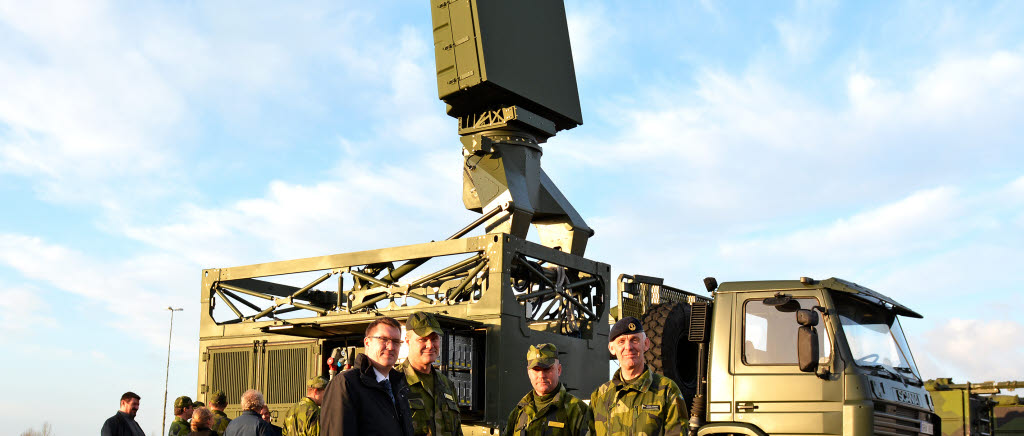 Luftvärnsseminarium 2016
Närmast, framför det nya radarsystemet, står Saabs representatnt Claes Trulsson, bataljonchefen Roger Åhfelt, regementsförvaltaren Per Ljungnér och regementschefen överste Anders Svensson. Saab G 4A är ett möjligt komplement till befintliga UndE 23, när luftvärnet får det nya medelräckviddiga robotsystemet, som ska ersätta rb 97 Hawk. 