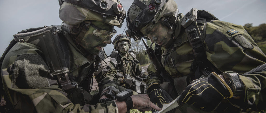 Officer och soldat från Livgardet under övning Våreld. 