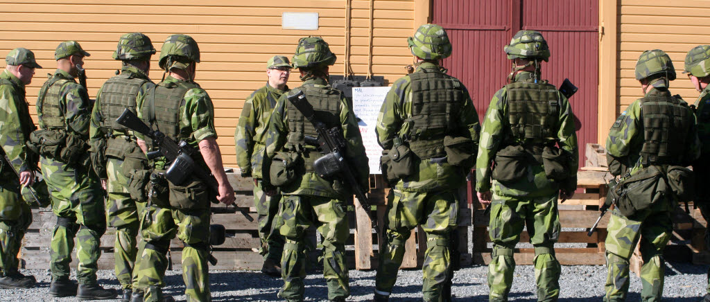 Kapten Anders Strömberg har genomgång inför genomsök av byggnad.