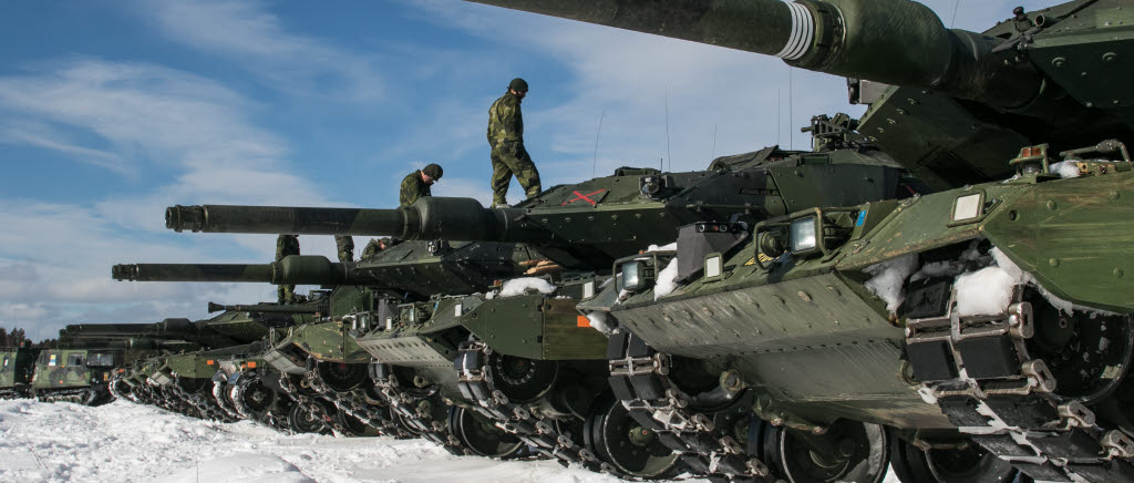 Vintersol 2017. Stridsvagnar ur 191:a mekaniserade bataljonen uppställda inför minnesceremoni för den förolyckade soldaten