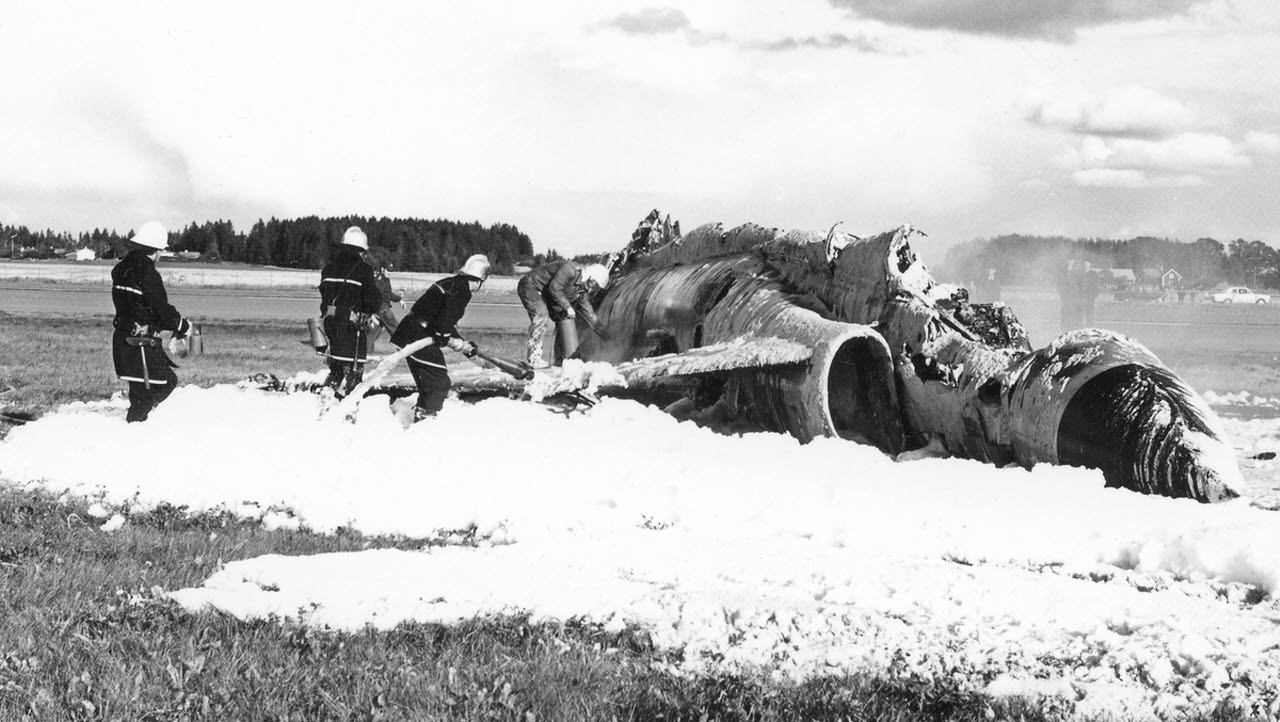 Brandsläckning av havererat flygplan 37 001 på Malmen, 14 september 1971. Tillhör F 3 fotosamling, F 3 9027. Ur Flygvapenmuseums bildarkiv. Bilden är en del av forsvarsmakten.se/varhistoria. 