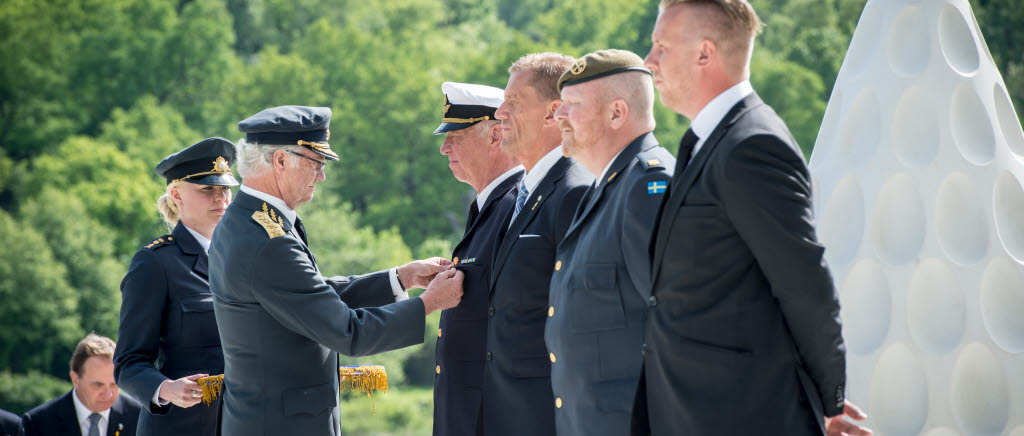 Kungen medaljerade fyra veteraner vid ceremonin.