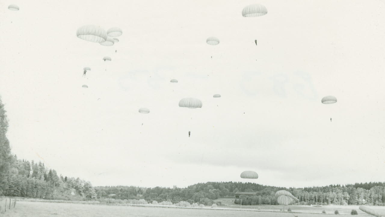 Fallskärmsjägartjänst i Uddevallatrakten i oktober 1968. Bilden är en del av forsvarsmakten.se/varhistoria. 