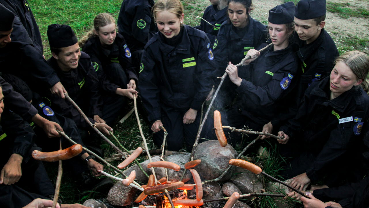 När dagen är slut får eleverna möjlighet till lite återhämtning med korv och marshmallows.