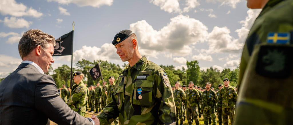 Försvarsminister Pål Jonsson medaljerar chefen för 71:a bataljon överstelöjtnant Henrik Rosdahl