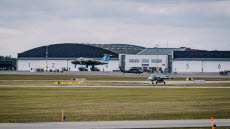 20240618. Vingexamen vid Flygskolan. Flygvapnechef, generalmajor Jonas Wikman, delade ut vingarna till Försvarsmaktens nya piloter tillsammans med Luftstirdsskolans chef överste Niclas Magnusson och Flygskolans chef överstelöjtnant Ola Höglund.