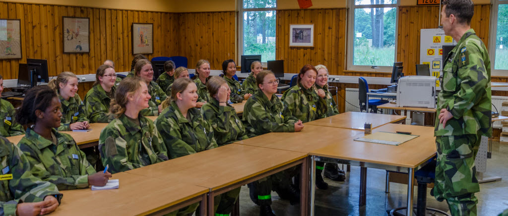 Elever och instruktörer på frivilligutbildningen på P 7 Revingehed tog emot ÖB Micael Bydén.