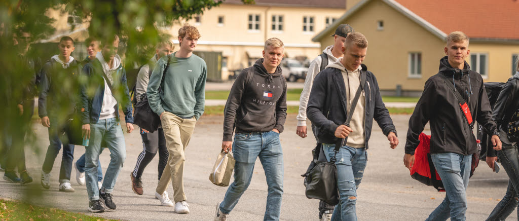 De värnpliktiga leds in på flottiljområdet när de anländer för första gången.